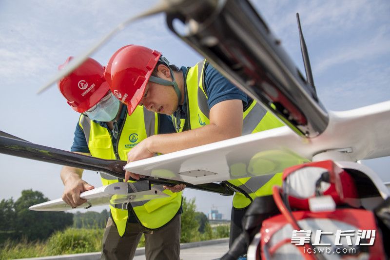 利用无人机可以第一时间获取“灾情”影像数据。图为工作人员在组装无人机。均为长沙晚报全媒体记者 郭雨滴 摄