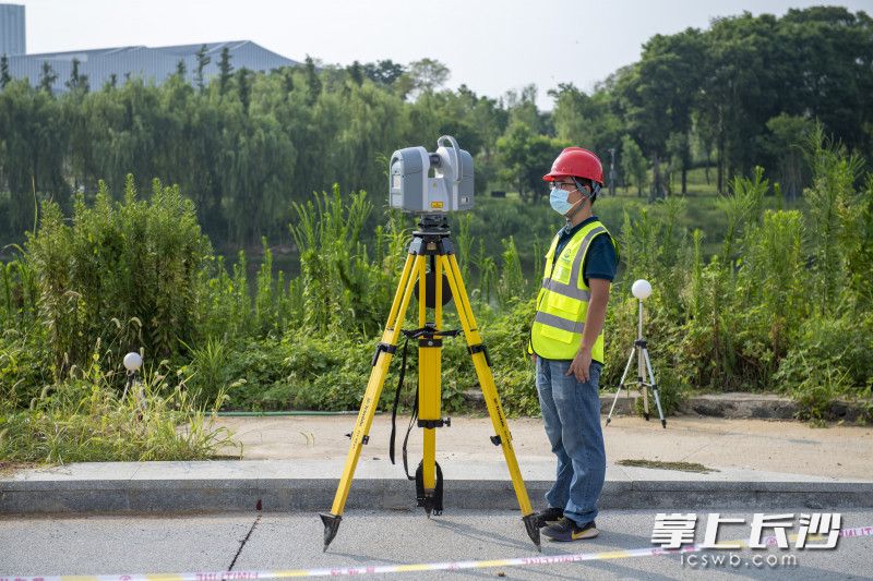 工作人员利用三维激光扫描仪获取“灾情”数据。