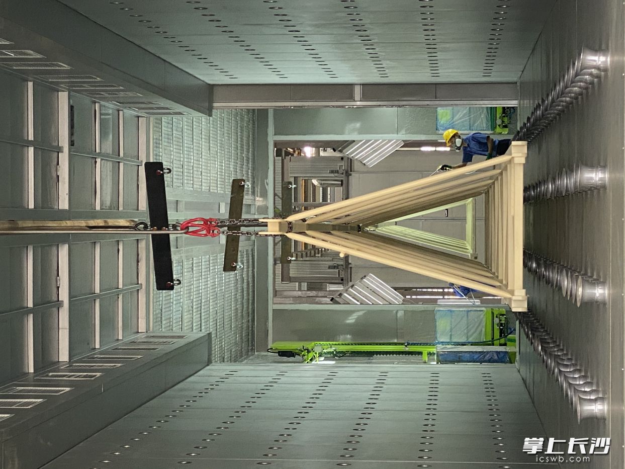 中联重科的绿色涂装车间。长沙晚报全媒体记者  周辉霞摄