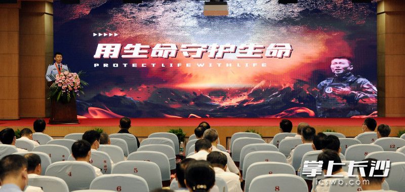 来自长沙市公安局特巡警支队的于勇讲述了“用生命守护生命”的特警故事。