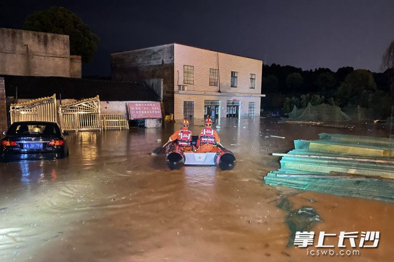 长沙消防重型机械工程救援大队消防救援人员利用橡皮艇转移被困群众。长沙消防 供图