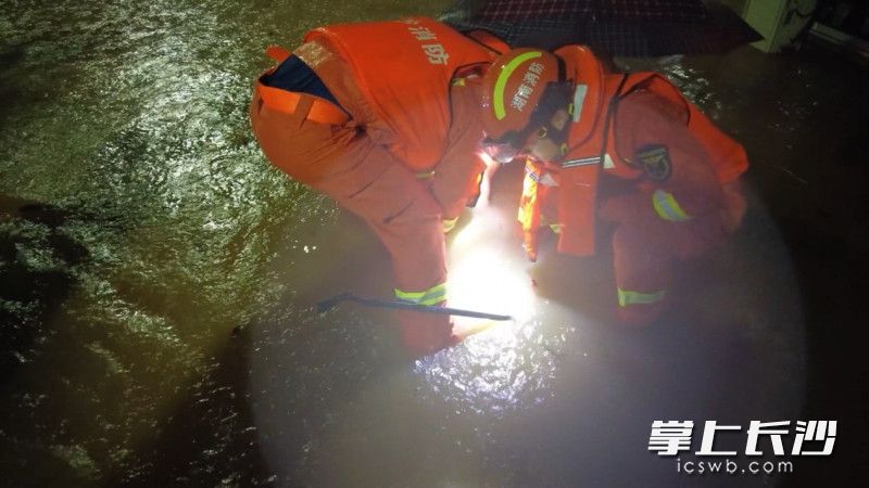 泉塘消防救援站消防救援人员协助小区排积水。长沙晚报通讯员 张佳欣 供图