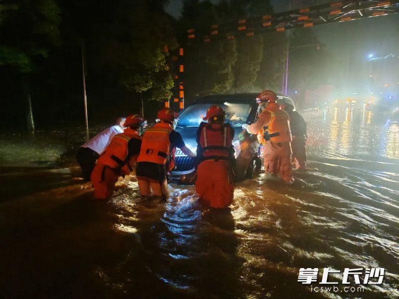 在开福大道与绕城高速交界处桥下，鹅秀消防救援站消防救援人员将涉水车辆推走。长沙晚报通讯员 刘荃菁 供图