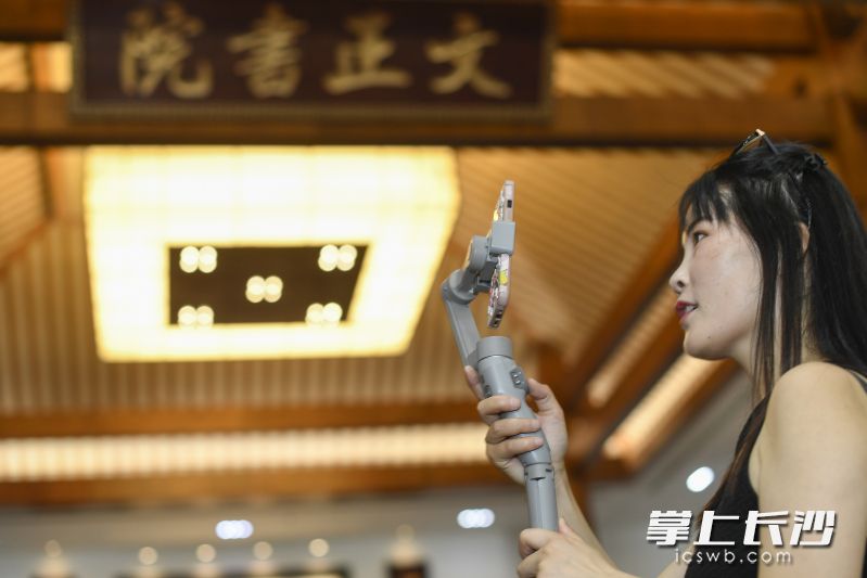 仪式后，读者和视频创作达人共同“打卡”文正书院，体会传统文化魅力。