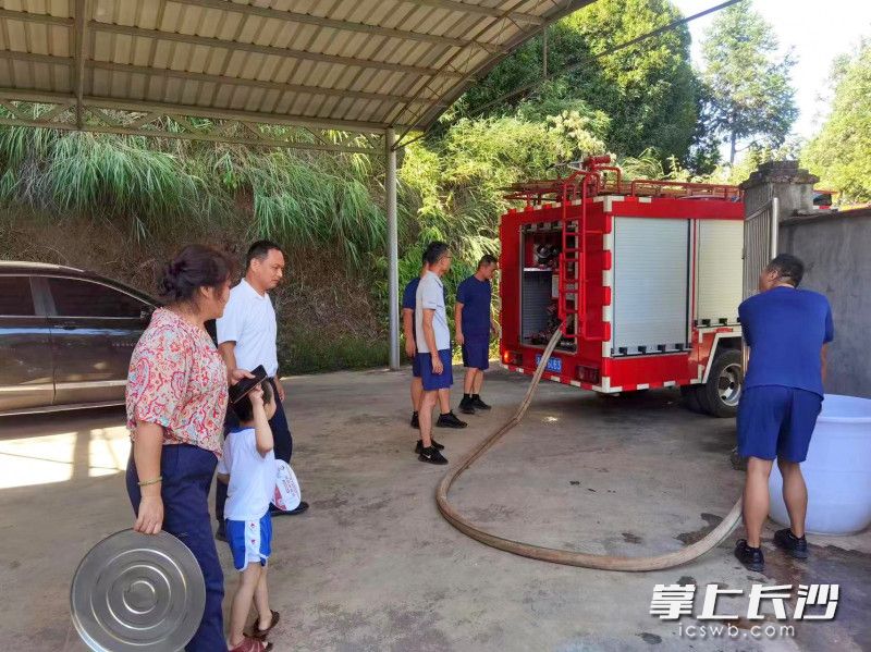 消防员送水上门，得到了群众的一致赞誉。