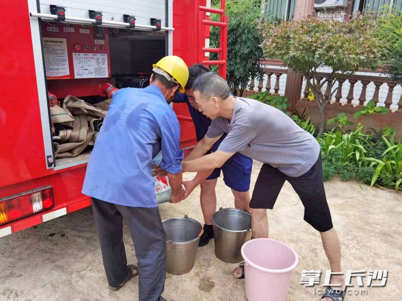 消防员使用消防车，为村民送水，解决用水燃眉之急。均为长沙晚报通讯员 胡宇波 供图