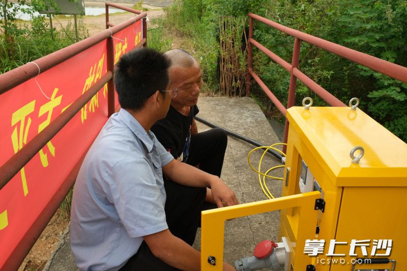 楼席港河调水点,技术人员正指导农户。 长沙晚报全媒体记者 张洋子 摄 楼席港河调水点,技术人员正指导农户。 长沙晚报全媒体记者 张洋子 摄