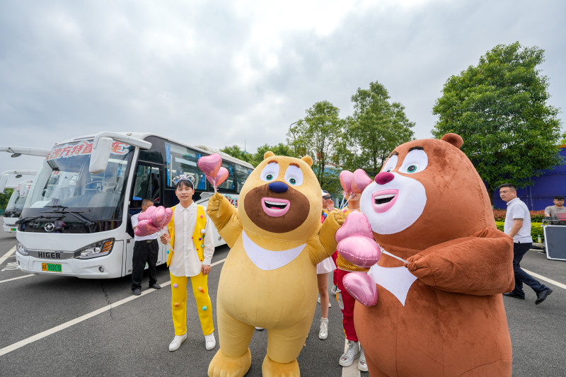 5月31日上午，长沙方特旅游直通车成功首发，打扮成熊大和熊二的人偶迎接首批体验游客。均为长沙晚报全媒体记者 陈飞 摄