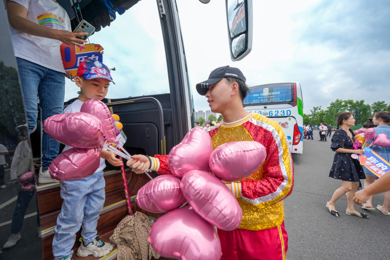 长沙方特旅游直通车成功首发，首批体验游客受到热情欢迎。