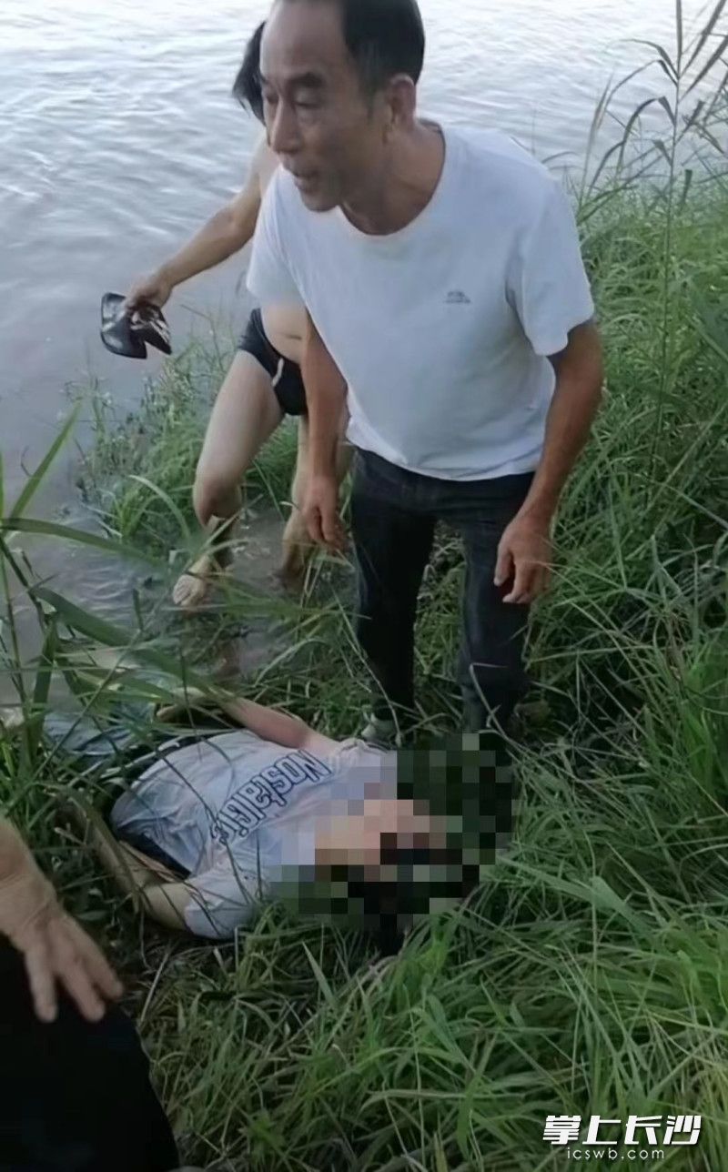 巡堤员两次下水救人，上岸时，救人者与被救者都已精疲力尽。   均为长沙晚报通讯员陈杨军、刘林供图