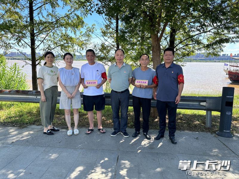 秀峰街道慰问表彰见义勇为救人的巡堤员。