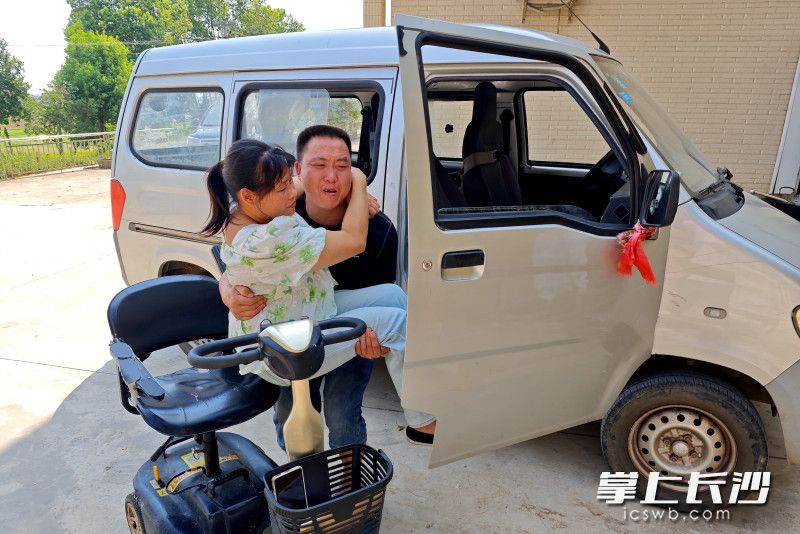 夫妇俩来到黄桃园。