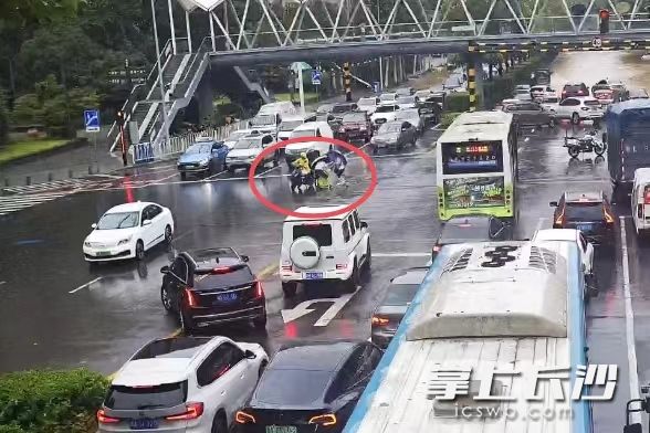 文义军晕倒的危急时刻，一名路过的美团骑手和两名热心路人迅速冲上前去。 均为视频截图