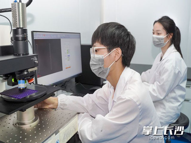 研发人员操作实验器材。