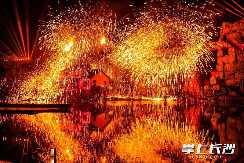 道林古镇景区表演。