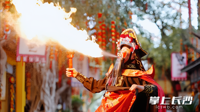 炭河古城景区表演。