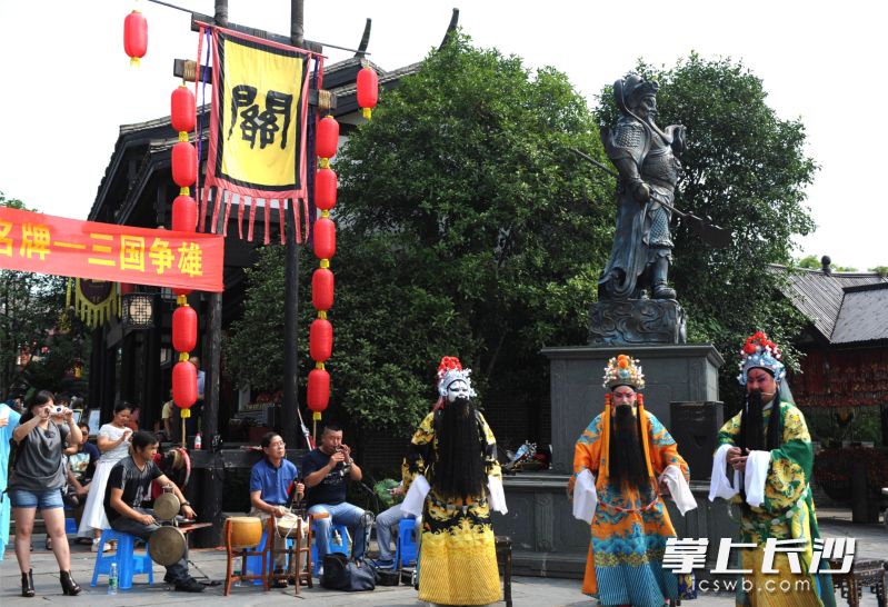 关山古镇听戏。