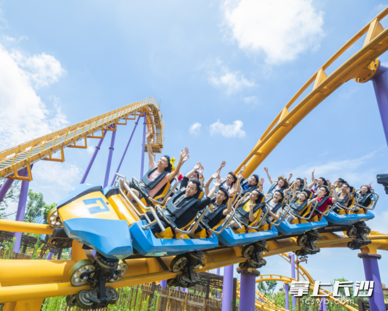 长沙方特东方神话坐过山车。