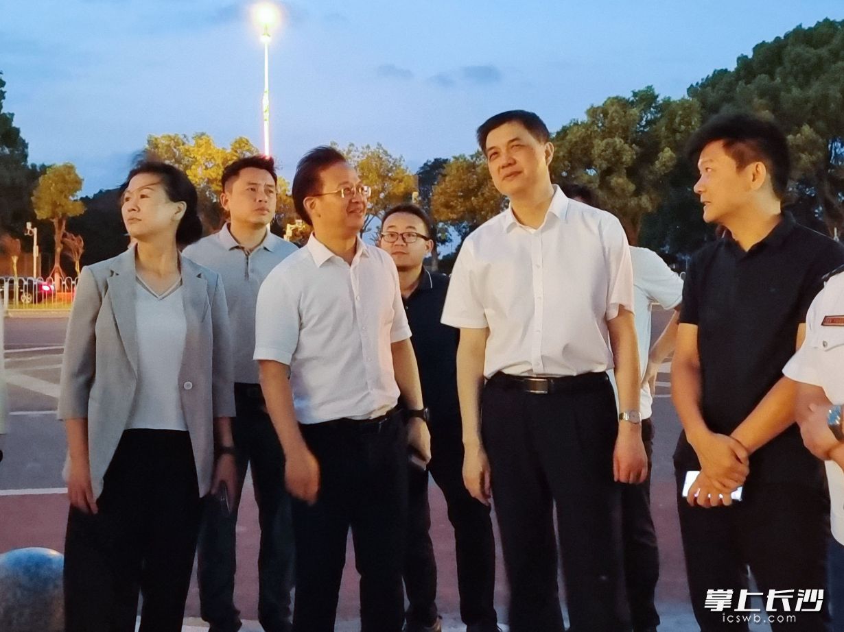 周海兵在潮宗街历史文化街区督导检查安全生产工作。长沙晚报全媒体记者 郭雨滴 摄