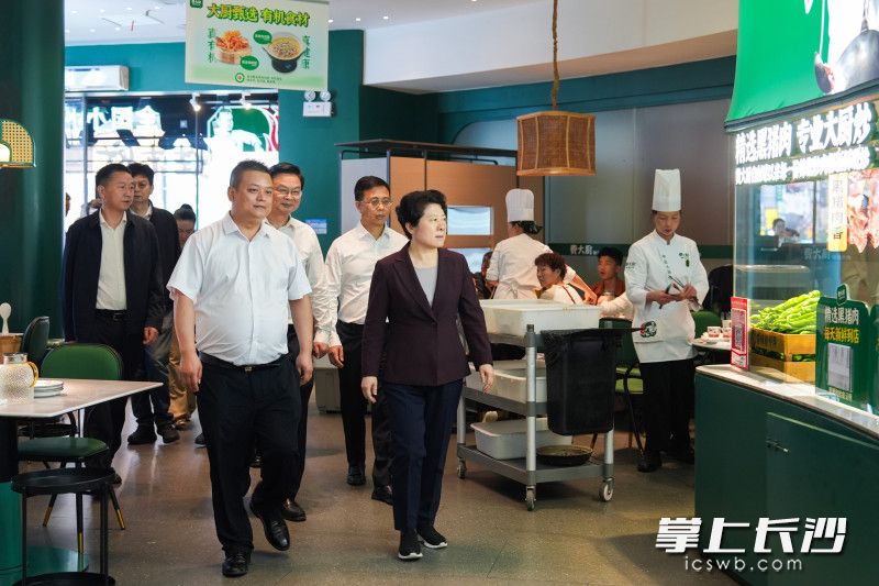 在黄兴南路步行商业街，吴桂英对餐饮门店、“九小场所”、多业态混合生产经营场所、人员密集场所的消防安全进行随机检查。