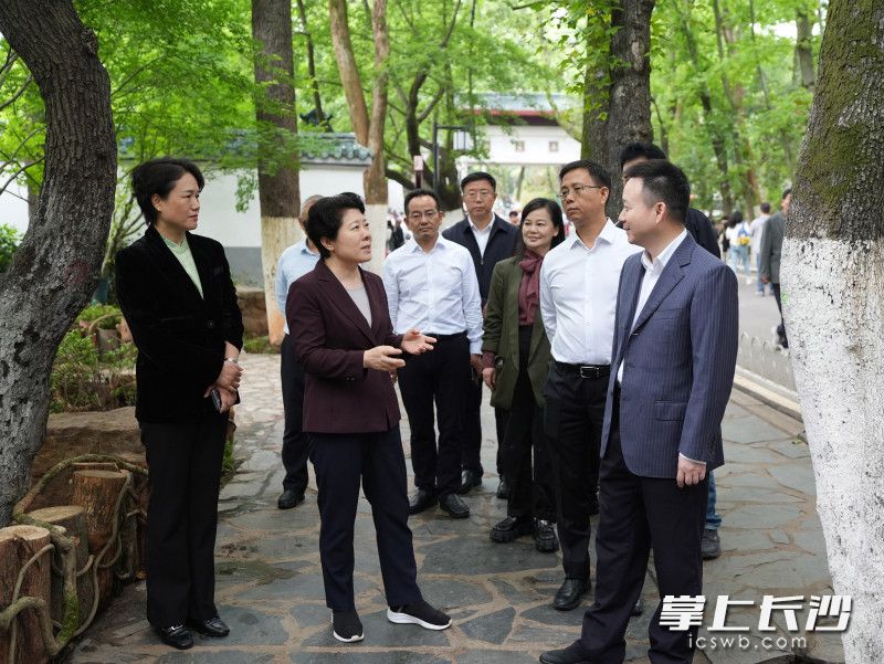 4月30日，省委常委、市委书记吴桂英在岳麓山景区督导检查安全运行等工作。