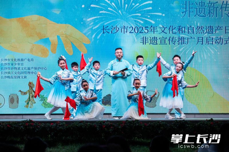 王志敏与开福小戏骨艺术团的“00后”小演员们表演长沙弹词《非遗传薪火》。 均为长沙晚报全媒体记者董阳摄