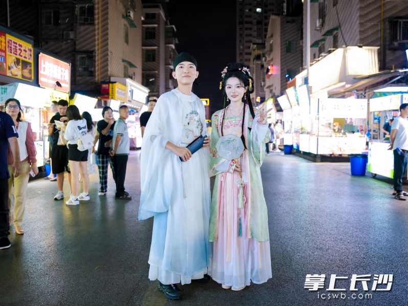 穿着汉服逛四方坪夜市。 均为资料图片 穿着汉服逛四方坪夜市。 均为资料图片