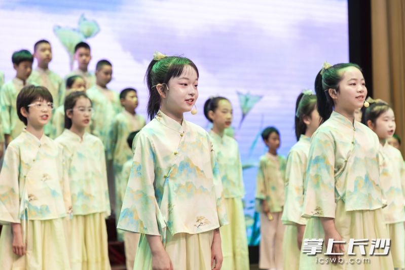 昨日雨花区枫树山小学“艺术筑梦新生活 童心飞扬耀未来”庆六一艺术展演举行。照片由学校提供 昨日雨花区枫树山小学“艺术筑梦新生活 童心飞扬耀未来”庆六一艺术展演举行。照片由学校提供