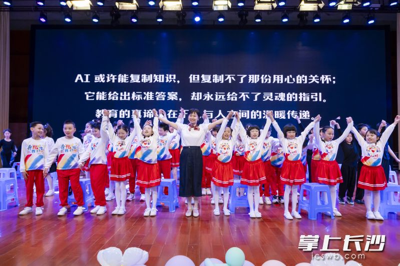 枫树山小学始终将美育作为教育的重要基石,秉持“全员文体”育人理念,滋养每一颗童年梦想的阳光雨露。 枫树山小学始终将美育作为教育的重要基石,秉持“全员文体”育人理念,滋养每一颗童年梦想的阳光雨露。