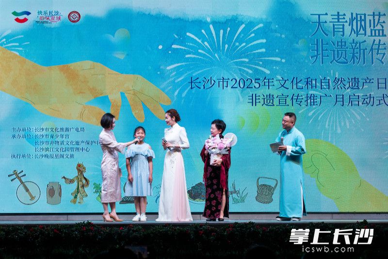 第32届中国戏剧梅花奖获得者周帆（中）与其师父陈爱珠，还有周帆的弟子“小胡同学”联袂登台。