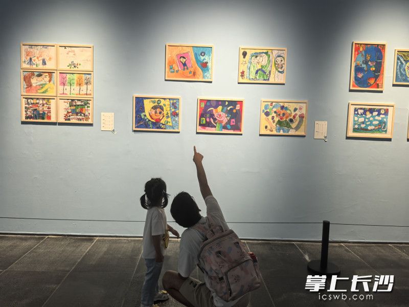 80余幅作品均出自长沙市多家康复机构的孤独症儿童之手。