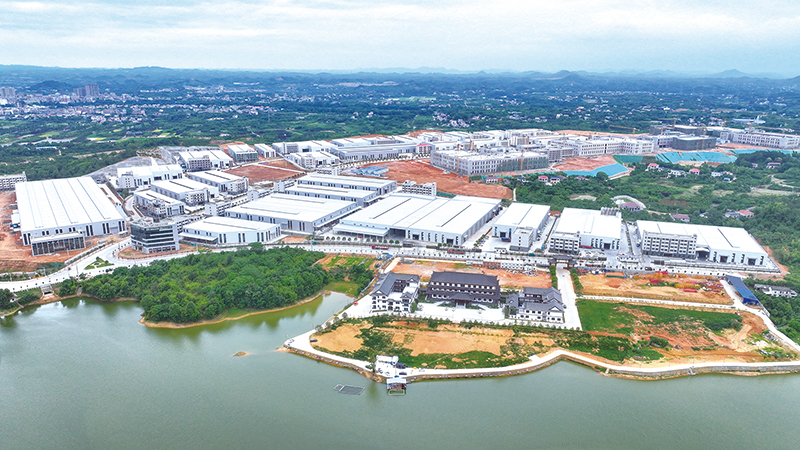 两年间，金西产业园从一片荒山起步，到如今厂房林立、引进企业62家，实现了精彩蝶变。记者 彭红霞摄