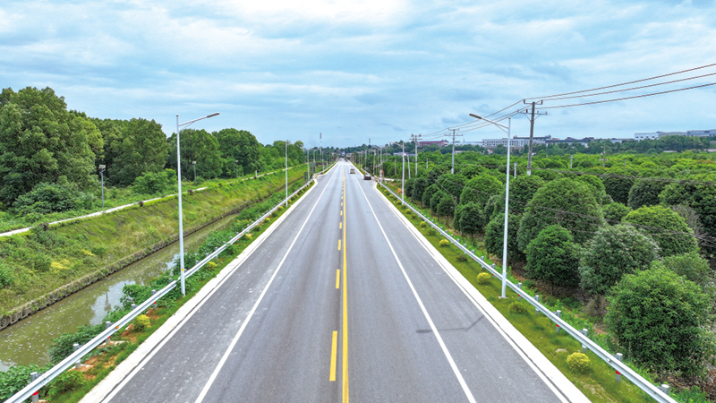 受益于金西产业园的发展，2024年镇头镇全面提质改造207省道，畅通园区发展“动脉”，实现“以园兴路、以路促园”。记者 彭红霞摄