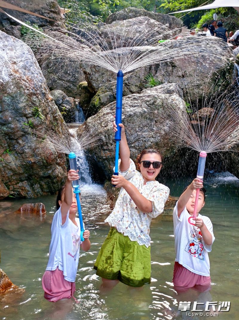 小朋友在沩山乐水戏水消暑。