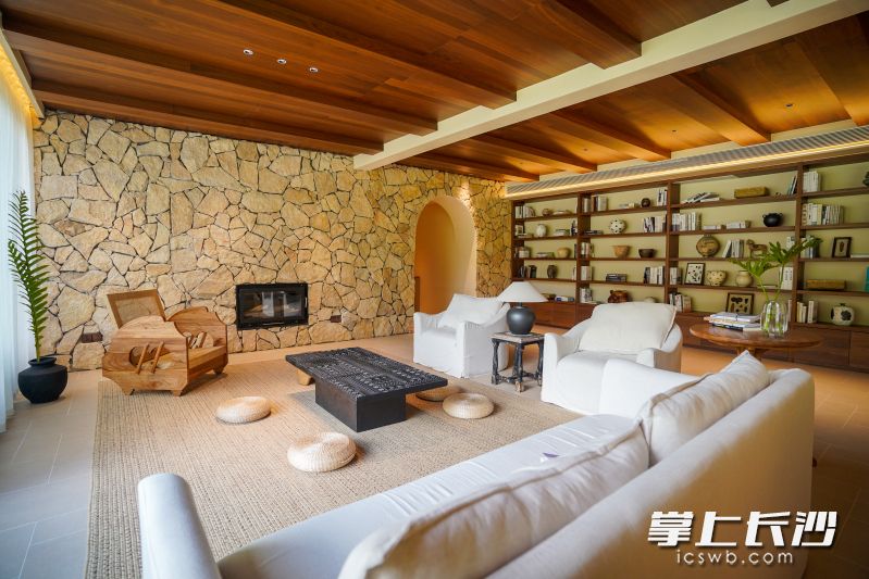 这家浏阳南乡首家高端民宿正用悬崖营地的星空与无边泳池的碧波，揭开这座湘赣边陲小镇文旅融合的新篇章。