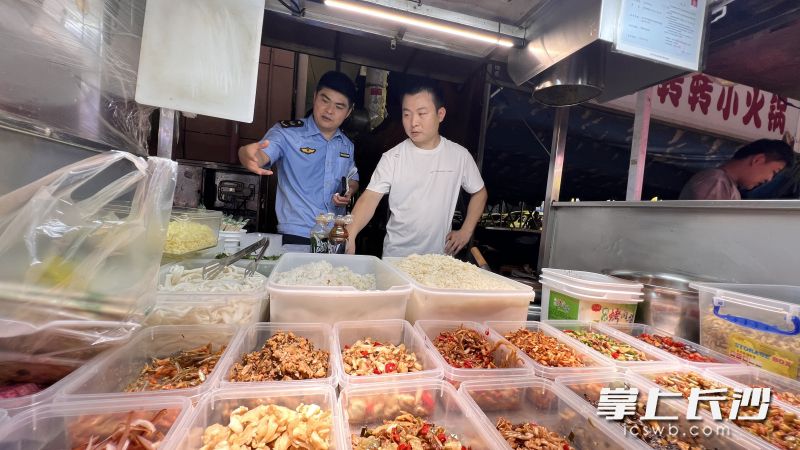 开福区市场监管局执法人员走进四方坪夜市，开展执法检查。 均为长沙晚报全媒体记者周辉霞摄