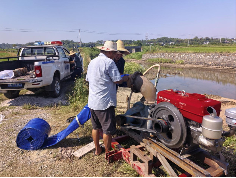 工作人员正抓紧时间铺设灌溉管道。 工作人员正抓紧时间铺设灌溉管道。