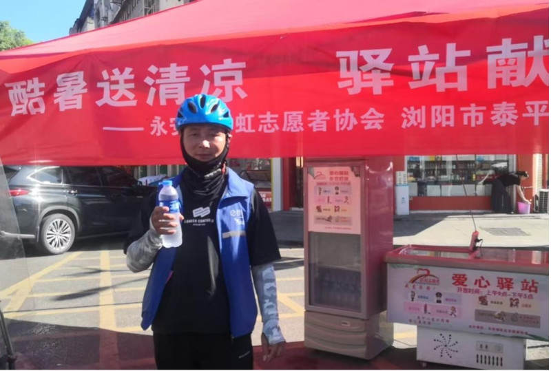 快递小哥在爱心驿站取用冰水。均为长沙晚报通讯员 刘迪曦 供图 快递小哥在爱心驿站取用冰水。均为长沙晚报通讯员 刘迪曦 供图