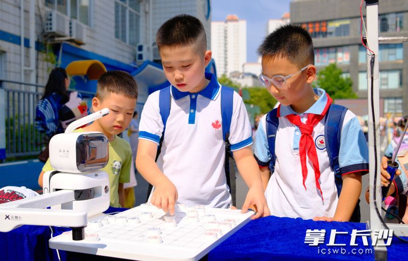 孩子们在看、玩、学、说中触摸红色历史,传承红色基因。 孩子们在看、玩、学、说中触摸红色历史,传承红色基因。