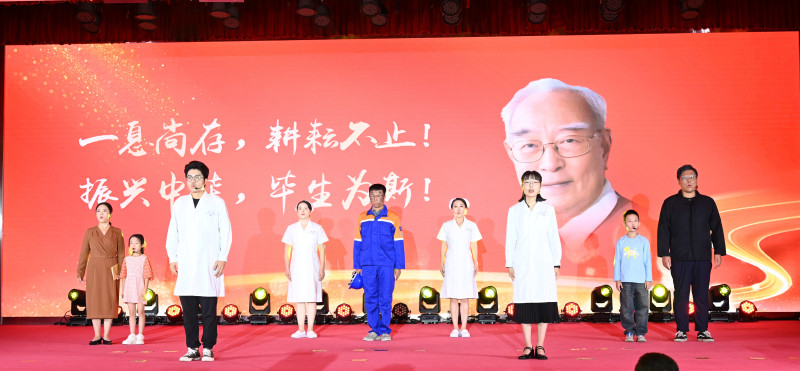 一个个故事娓娓道来，两个多小时的精彩宣讲，掌声此起彼伏。长沙晚报通讯员 范憬怡 摄