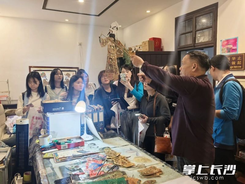 朱国强与大家围绕皮影戏台的搭建技巧、影人操作手法及影人的造型工艺等展开了深入交流。均为长沙非遗馆供图