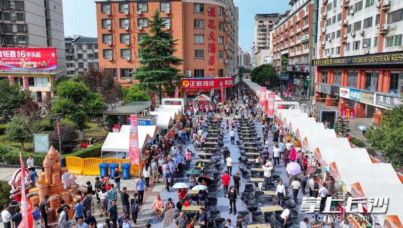 “河畔季风”消费季暨蒸菜嘉年华活动现场人头攒动。均为长沙晚报通讯员彭红霞摄 “河畔季风”消费季暨蒸菜嘉年华活动现场人头攒动。均为长沙晚报通讯员彭红霞摄