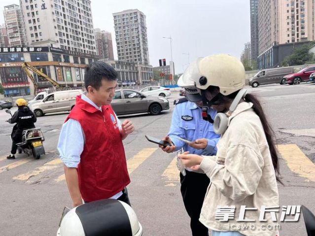 天心区暮云街道丽发社区创新工作方法，保障市民双节出行安全又舒心。 均为通讯员供图