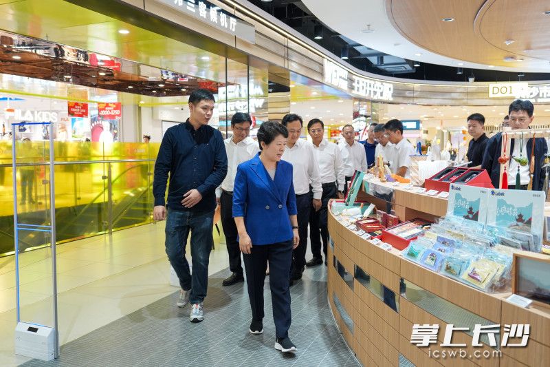 吴桂英走进市内免税店调研运行保障、消费带动及安全管理工作。 吴桂英走进市内免税店调研运行保障、消费带动及安全管理工作。