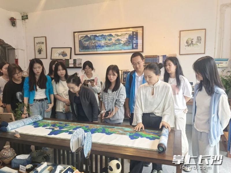 洛春脂意蓝染艺术馆，蓝染服饰、饰品、丝巾、文创笔记本与艺术画作琳琅满目，呈现出一片靛蓝之美。