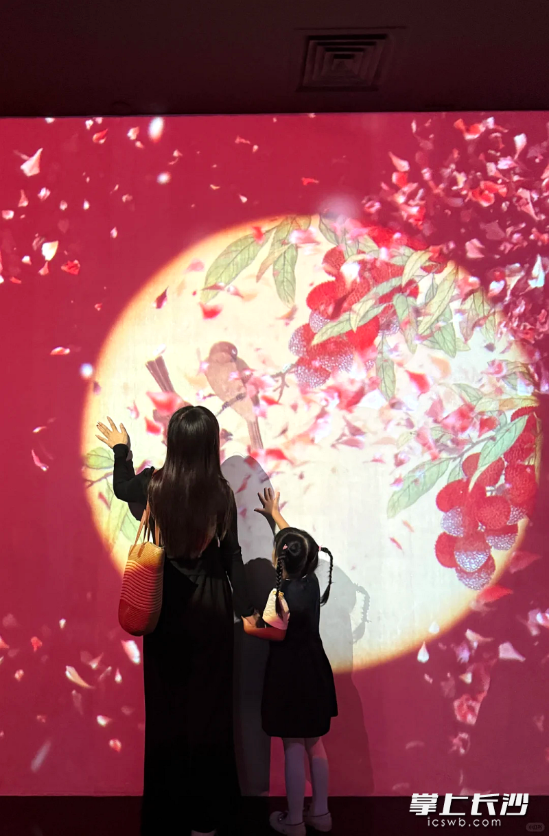 感受传统画卷的现代表达。