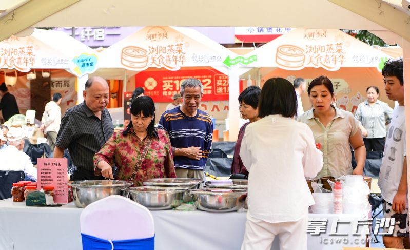 市民、游客排队品尝特色美食。 市民、游客排队品尝特色美食。