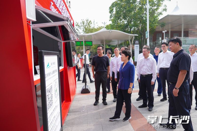 吴桂英在橘子洲景区检查旅游服务和安全管理工作。 吴桂英在橘子洲景区检查旅游服务和安全管理工作。