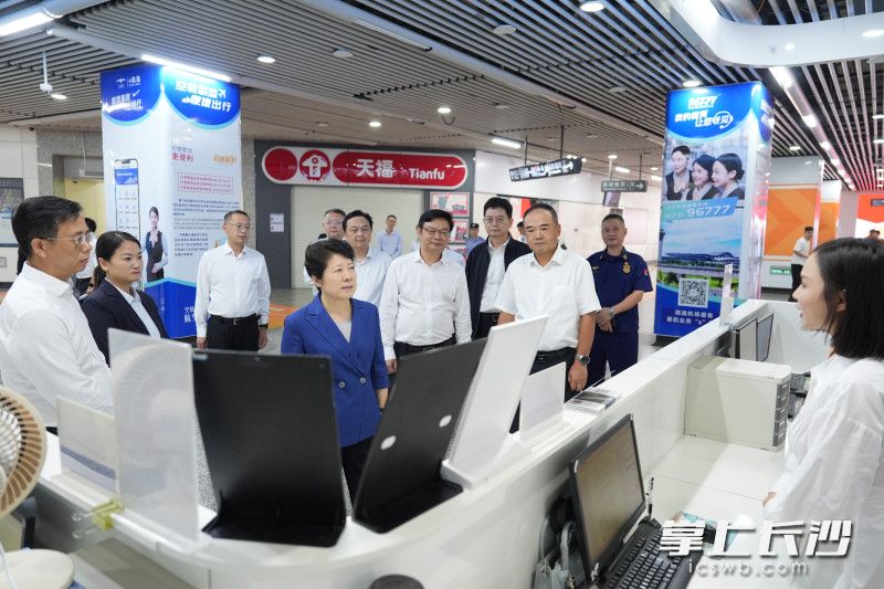 9月30日,省委常委、市委书记吴桂英在五一广场地铁站检查地铁运营安全保障和应急处置工作,了解城市值机区运行情况。 9月30日,省委常委、市委书记吴桂英在五一广场地铁站检查地铁运营安全保障和应急处置工作,了解城市值机区运行情况。