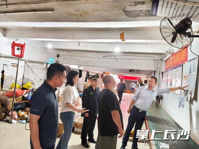 文艺路街道近日扎实推进节前安全生产专项行动。 